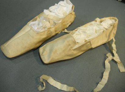 null Paire de chaussons de bal, en satin blanc vers 1830 (usures). On joint: Un corsage...