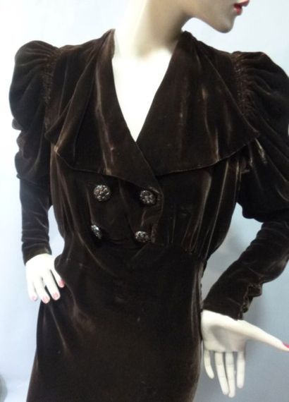 null Robe d'hôtesse en panne de velours marron, anonyme, vers 1938. Taille froncée,...