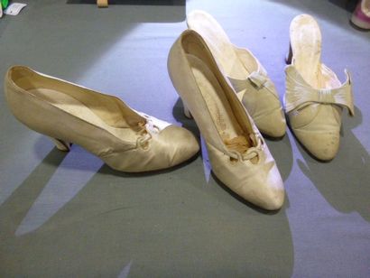 null Lot de trois paires de chaussures habillées, vers 1930-1950. Mules en taffetas...