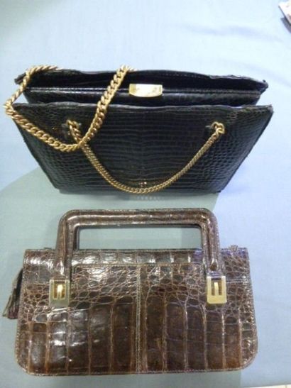 null Deux sacs en croco et cuir, 1950 et 1970. Crocodile noir verni à chaîne; l'autre...