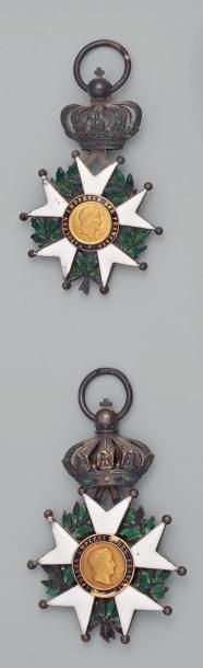 null Deux croix de chevalier de l'ordre de la Légion d'honneur, dont une légèrement...