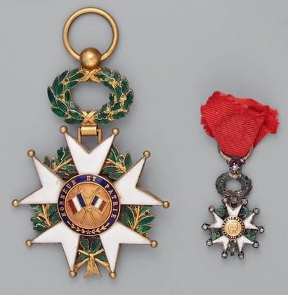null Trois croix de l'ordre de la Légion d'honneur: une d'officier en or, émaillée;...