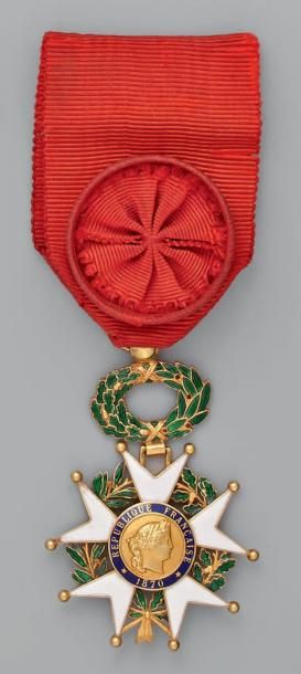 null Deux croix d'officier de l'ordre de la Légion d'honneur en or, émaillées, l'une...