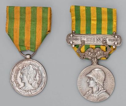 null Deux médailles en argent, l'une de la campagne du Tonkin, 1883-1885, et une...