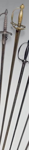 null Deux épées de ville, gardes entièrement en laiton à décor de godrons et de palmettes;...