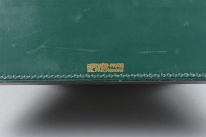 HERMES  Porte-lettres en cuir vert H : 20 - L : 29 - P : 14.5 cm