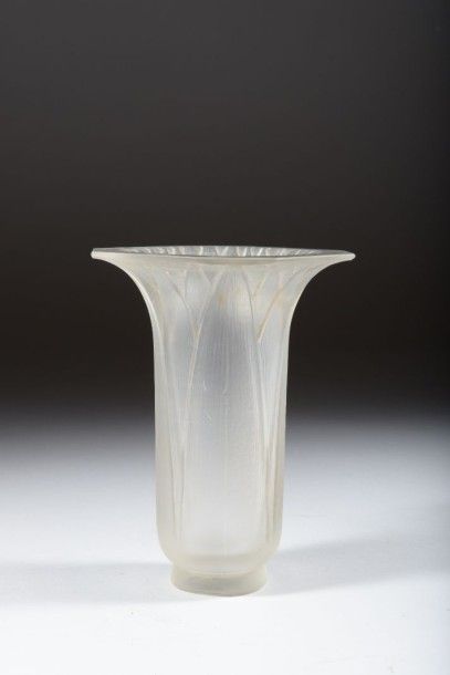 null LALIQUE René (1860-1945) 
Vase " Lotus ". Épreuve de tirage industriel réalisée...