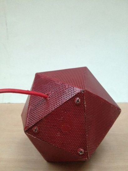 null Lampe Bagdag, piriforme en métal rouge perforé
Haut.: 32 cm