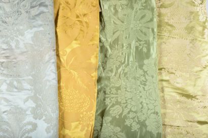  Réunion de damas de soie du XVIIIème siècle, tissage en 55 cm en coloris cramoisi,...