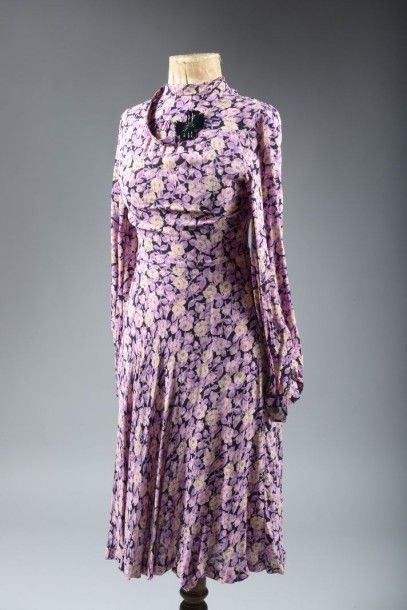 null Lot de 3 robes de jour en soie et une veste à col marin, années 30-40.