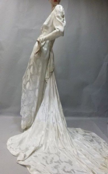  Robe de mariée en satin motif plumes d'autruche, vers 1937. Satin damassé blanc,...