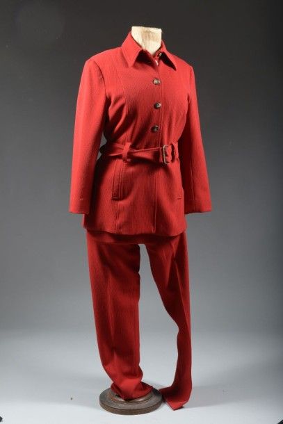  Tailleur pantalon KENZO JUNGLE. Gabardine de laine rouge carmin, veste ceinturée....