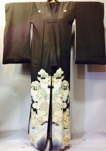 null Kimono Hori long, Japon, XXe siècle. Satin de soie noir imprimé ou peint à la...