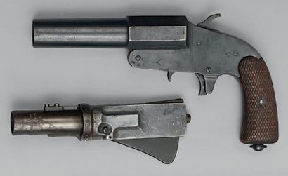 Deux pistolets: un modèle russe 1942 et un...