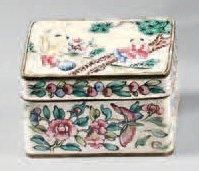 CHINE Boîte rectangulaire peinte sur cuivre en émaux de la famille rose décorée d'enfants...