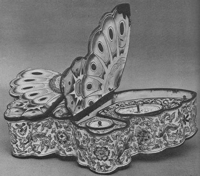 CHINE Rare écritoire en forme de papillon peint sur cuivre en émaux de la famille...