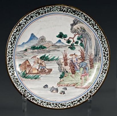 CHINE Coupelle ronde peinte sur cuivre en émaux de la famille rose, décor de pêcheurs...