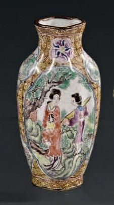 CHINE Petit vase quadrilobé peint sur cuivre en émaux de la famille rose de Chinoises...