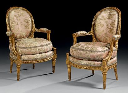 null Belle paire de fauteuils à dossier médaillon cabriolet, en hêtre richement sculpté...
