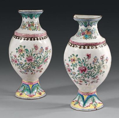 CHINE Paire de vases d'applique de forme balustre peints sur cuivre en émaux de la...