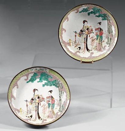 CHINE Paire de coupelles circulaires peintes sur cuivre en émaux de la famille rose...