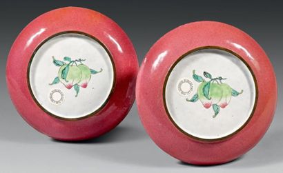 CHINE Paire de coupelles circulaires peintes sur cuivre en émaux de la famille rose...