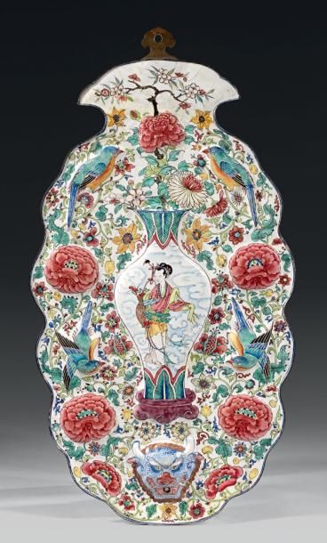 CHINE Applique murale peinte sur cuivre en émaux de la famille rose d'un vase balustre...