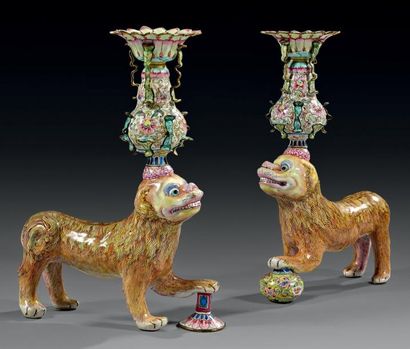 CHINE Exceptionnelle paire de lions bouddhiques porte-flambeau à décor peint en émaux...