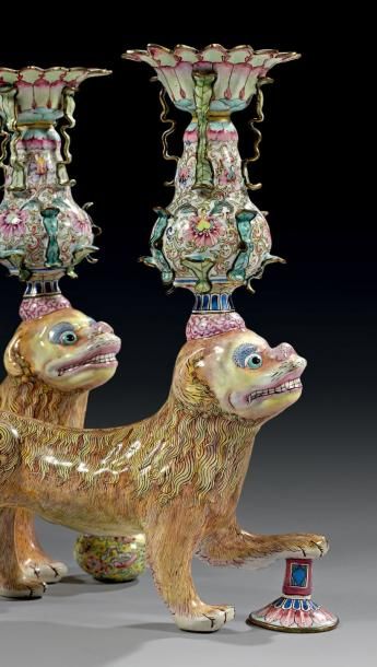 CHINE Exceptionnelle paire de lions bouddhiques porte-flambeau à décor peint en émaux...