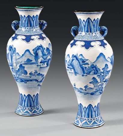 CHINE Rare paire de petits vases d'applique de forme balustre peints sur cuivre en...