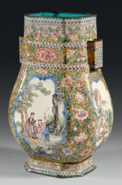 CHINE Important vase de forme «hu» peint sur cuivre en émaux de la famille rose,...