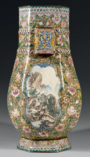 CHINE Important vase de forme «hu» peint sur cuivre en émaux de la famille rose,...