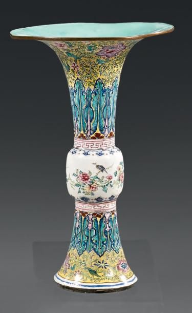 CHINE Vase cornet peint sur cuivre en émaux de de la famille rose, de fleurs polychromes...