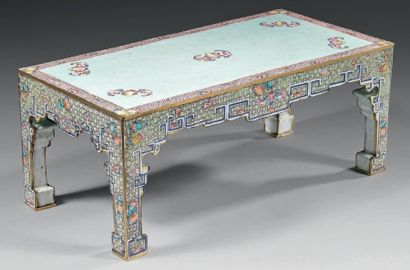 CHINE Table de lettré rectangulaire peinte sur cuivre en émaux de la famille rose...