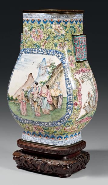 CHINE Grand vase de forme «hu» peint sur cuivre en émaux de la famille rose, sur...