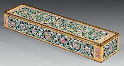 CHINE Très rare boîte à grillons de forme rectangulaire couverte à décor floral ajouré...