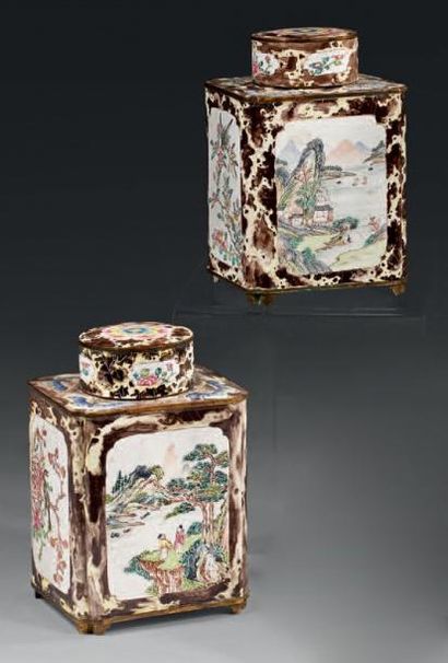 CHINE Intéressante paire de boîtes à thé quadrangulaires et couvertes décorées en...