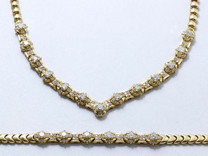 null Parure en or 18 K et diamants brillantés, composée d'un collier en «V» avec...