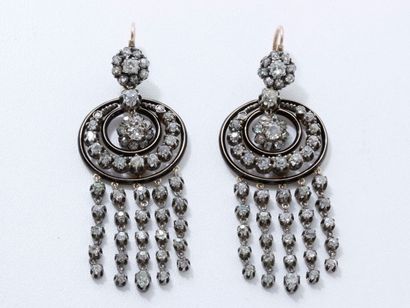 null Paire de pendants d'oreilles en argent et or 18 K, composés d'anneaux ovales...