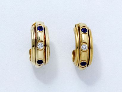 PIAGET «POSSESSION» Paire de boucles d'oreilles galbées en or 18 K, centrées d'un...