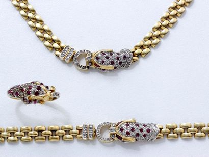  Parure en or 18 K comprenant un collier, un bracelet et une bague, à décor de têtes...