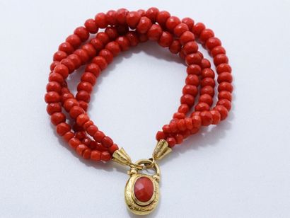 null Bracelet composé de 3 rangs de perles de corail facetté, les embouts et le fermoir...