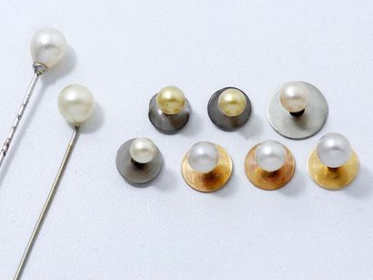  Lot composé d'une épingle en platine ornée d'une perle et de 3 boutons de col en...