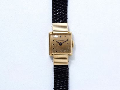 BOUCHERON Paris Montre bracelet de dame en or 18 K, cadran doré avec index peints,...