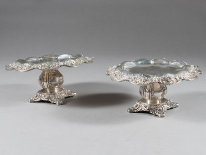 null Paire de coupes en argent à pieds carrés feuillagés ornés de graines, en rappel...