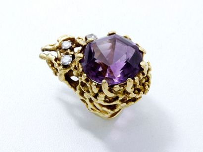 null Importante bague d'artiste en or 18 K, habillée d'une améthyste ronde facettée...