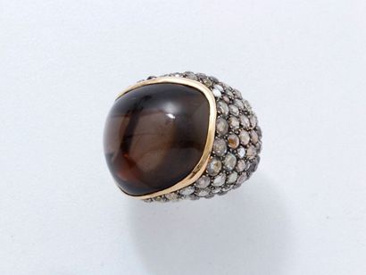 null Étonnante et importante bague jonc en or rose 18 K, ornée d'un cabochon de grenat...