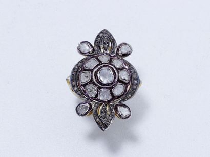  Bague marquise en vermeil centrée d'un motif circulaire habillé de roses diamantées....