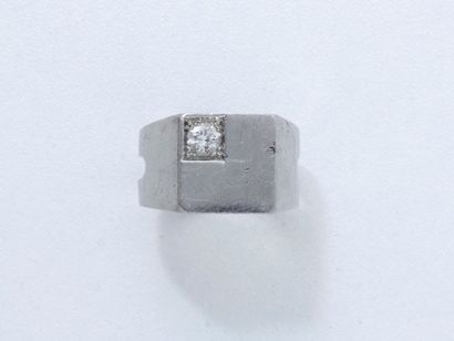 null Bague chevalière en platine, ponctuée d'un diamant demi-taille en serti grain....