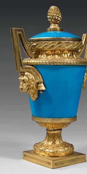 null Vase en porcelaine bleue turquoise à monture en bronze ciselé et doré. La prise...